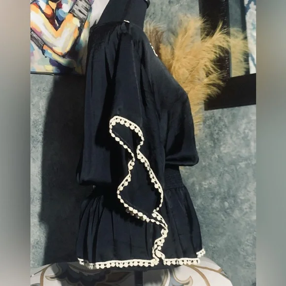 Chelsea And Theodore Blouse - Picture 10 of 12